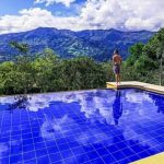Habitación de pareja económica en Finca Hotel en Barbosa con charcos naturales