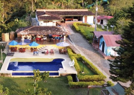 Habitación de pareja económica en Finca Hotel en Barbosa con charcos naturales (PV)